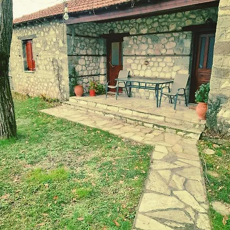 παραδοσιακο πετρινο εξοχικο με εσωτερικο τζακι * Elati (Trikala)