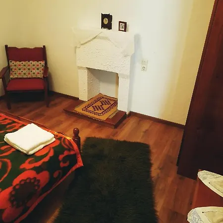 παραδοσιακο πετρινο εξοχικο με εσωτερικο τζακι