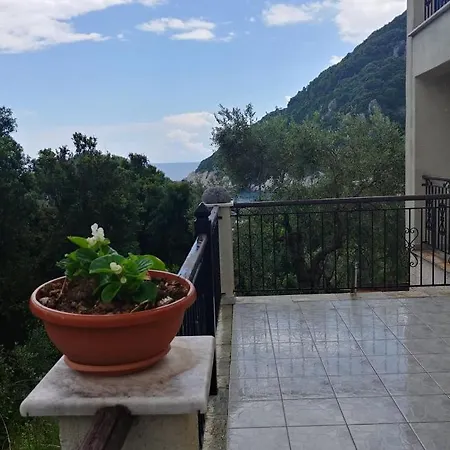 παραδοσιακή μεζονέτα στην Дамухари
